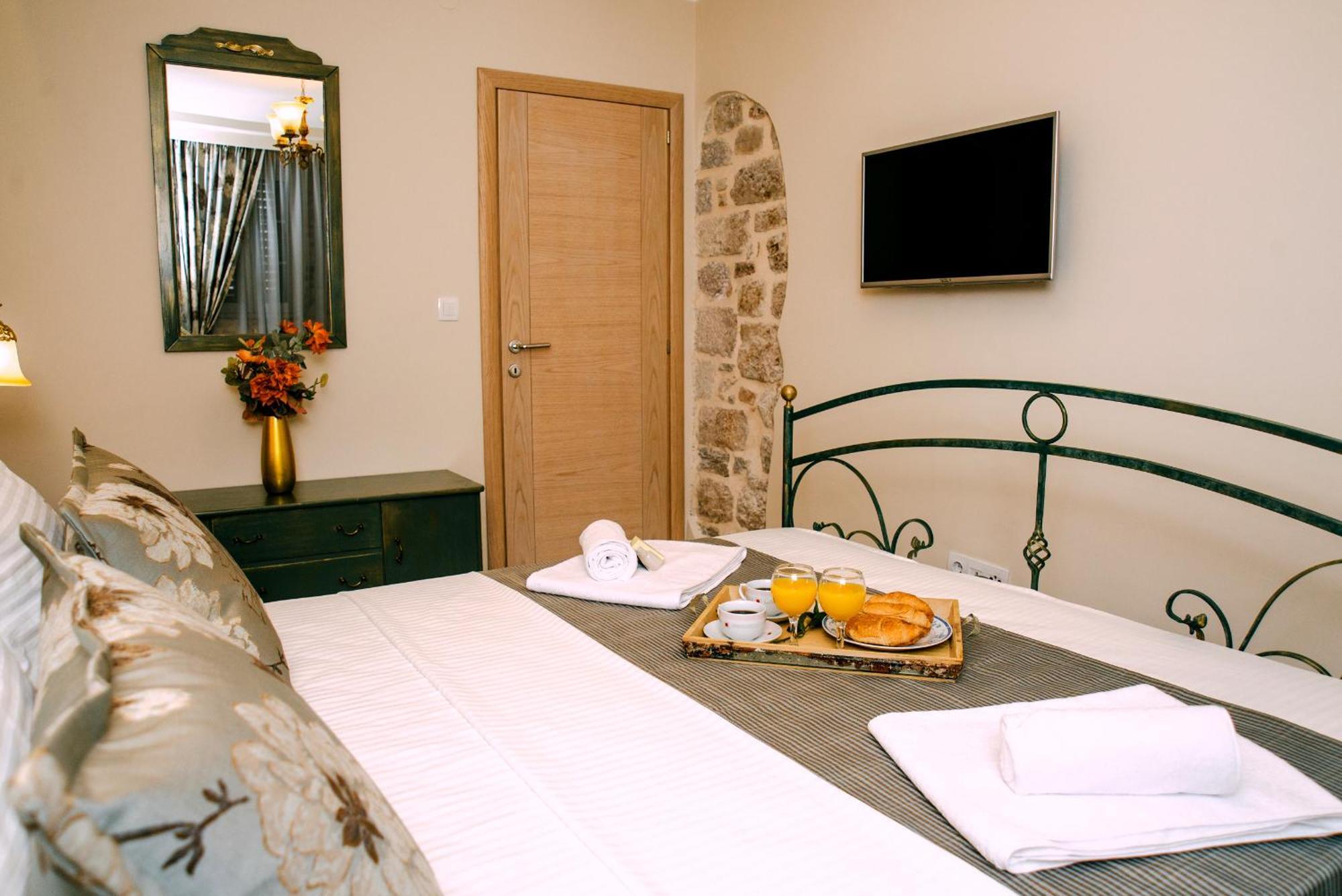 D & Sons Apartments Kotor Bilik gambar
