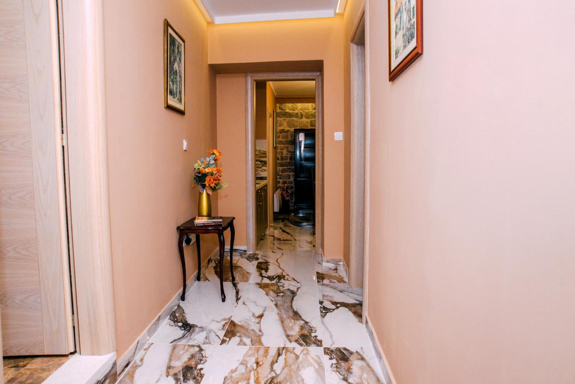 D & Sons Apartments Kotor Bilik gambar