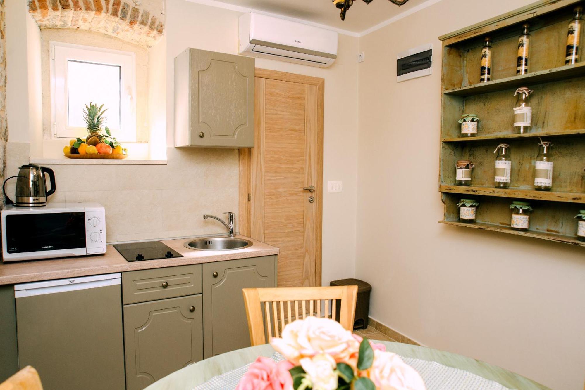D & Sons Apartments Kotor Bilik gambar