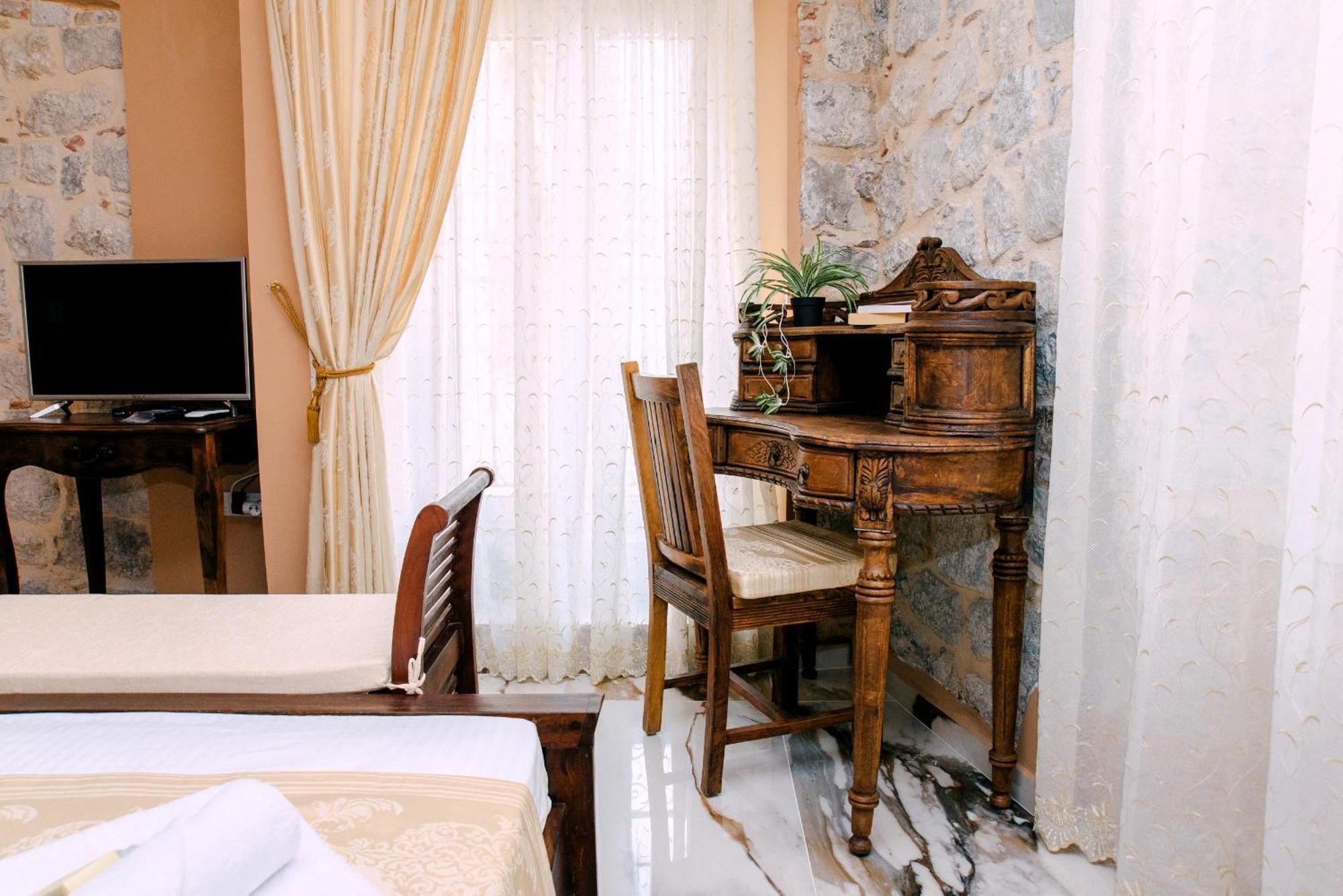 D & Sons Apartments Kotor Bilik gambar