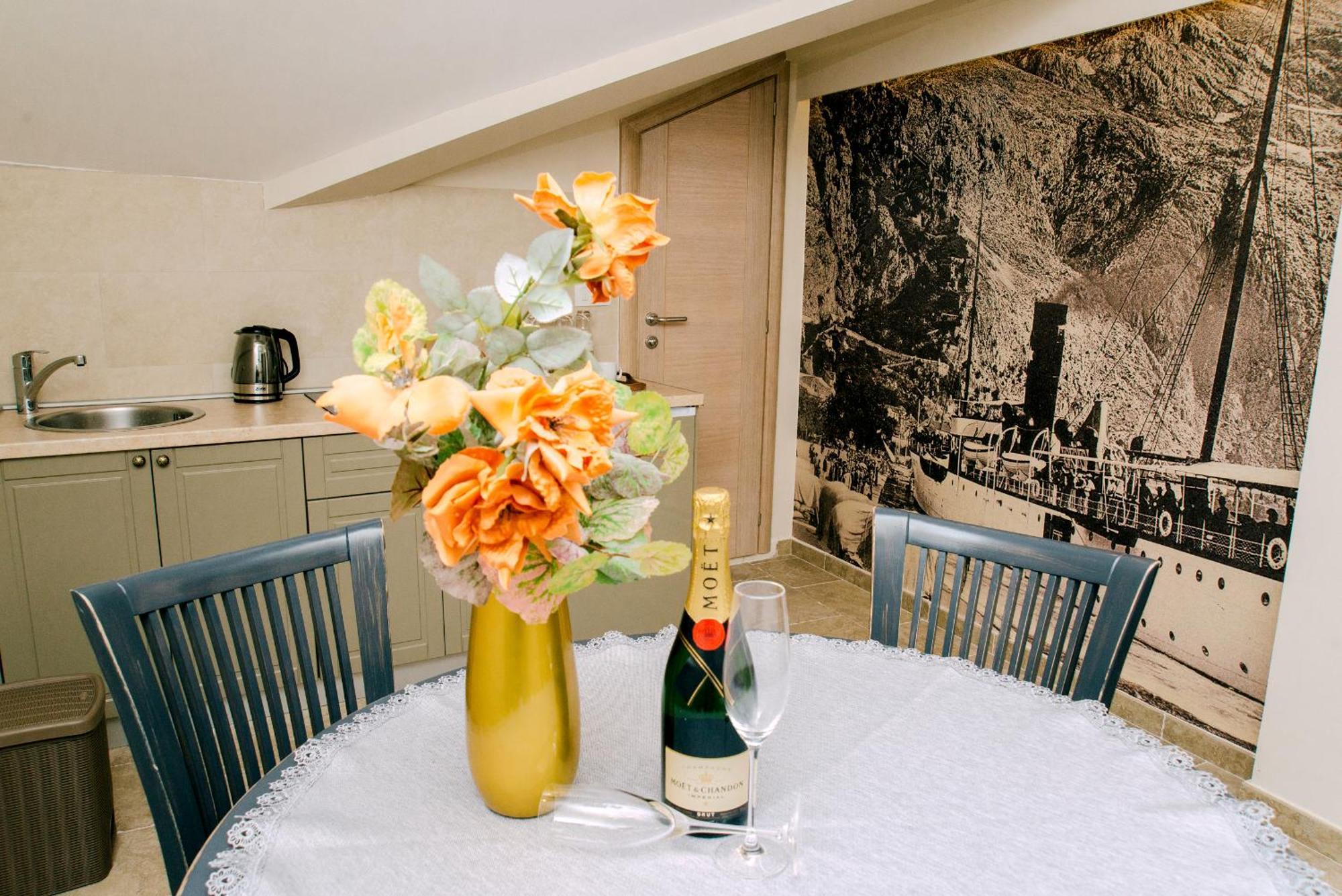 D & Sons Apartments Kotor Bilik gambar